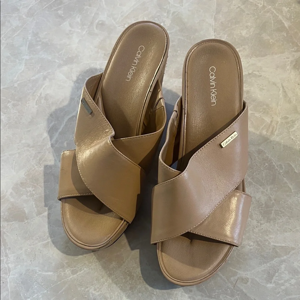 Calvin‎ Klein Tan Leather Wedge Mules Slip On Sandals Women's Size